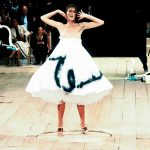 Shalom Harlow bij Alexander McQueen lente/zomer 1999, een van de shows in de tentoonstelling Inventing The Runway