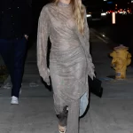 Sofia Richie draagt een rok over een broek