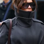 Victoria Beckham in een jas met hoge kraag