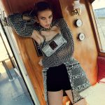 Model draagt een zilveren feestlook in Vogue's november 2024-nummer