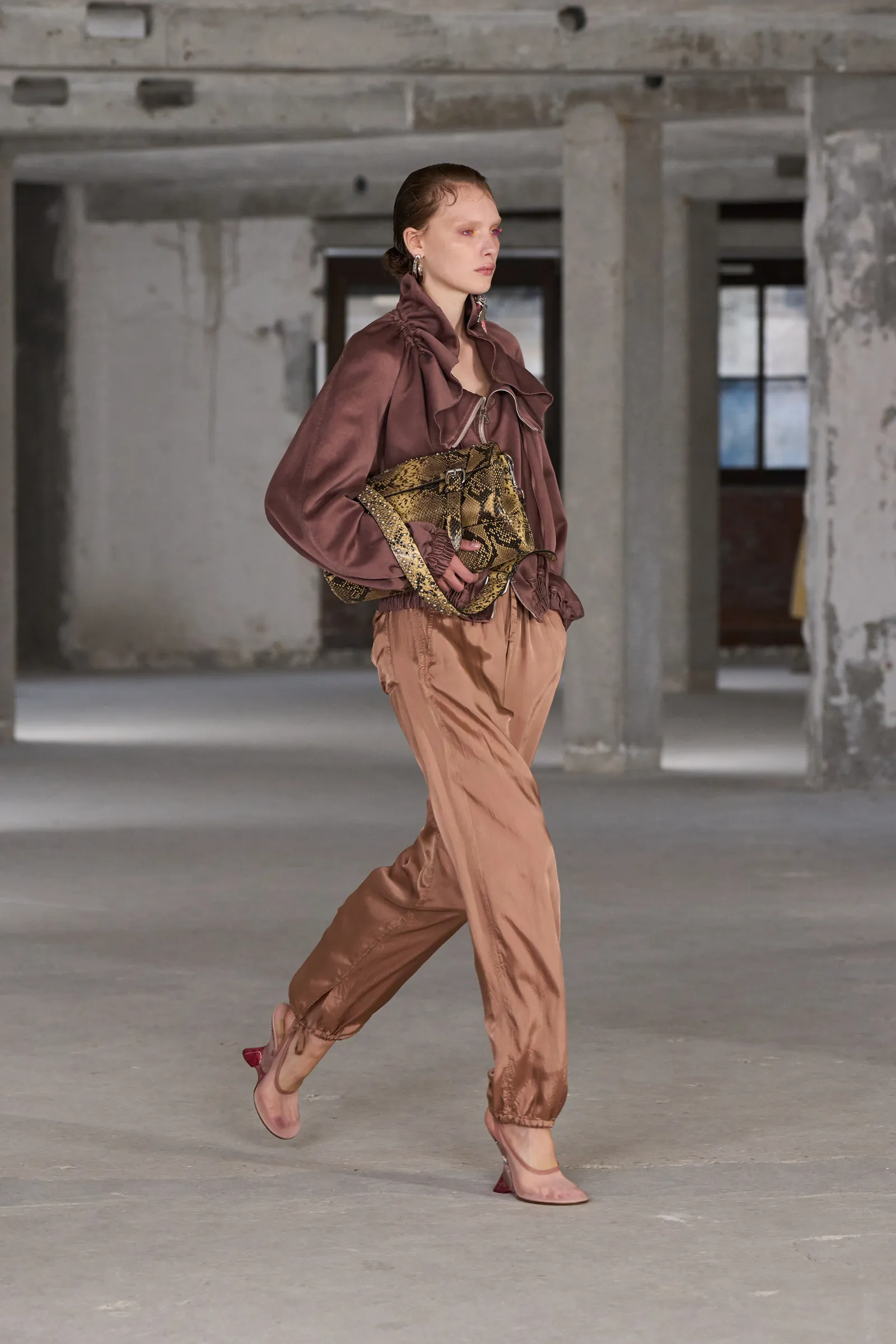 Mocha Mousse bij Dries Van Noten lente/zomer 2025