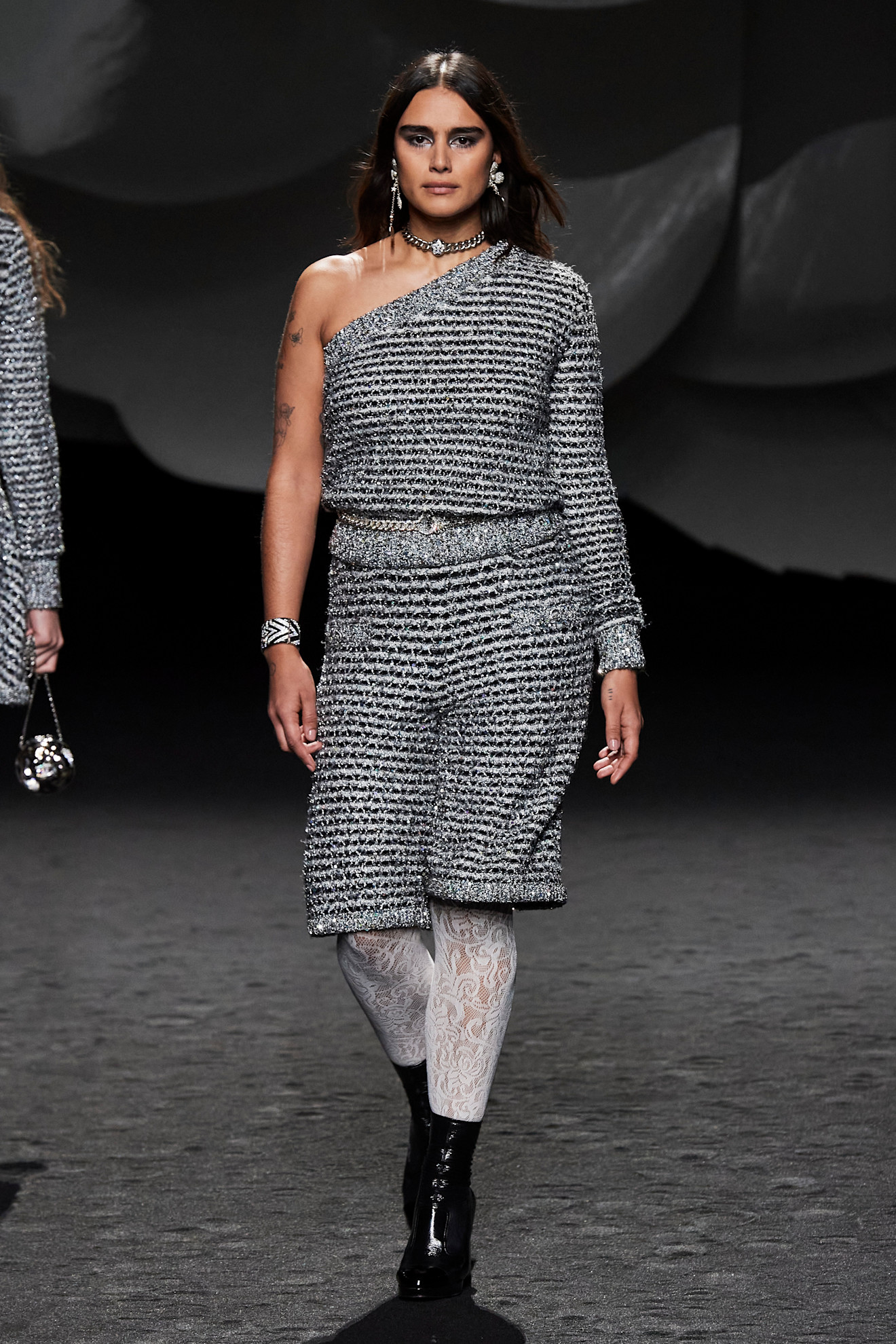 Jill Kortleve op de catwalk bij Chanel herfst/winter 2023