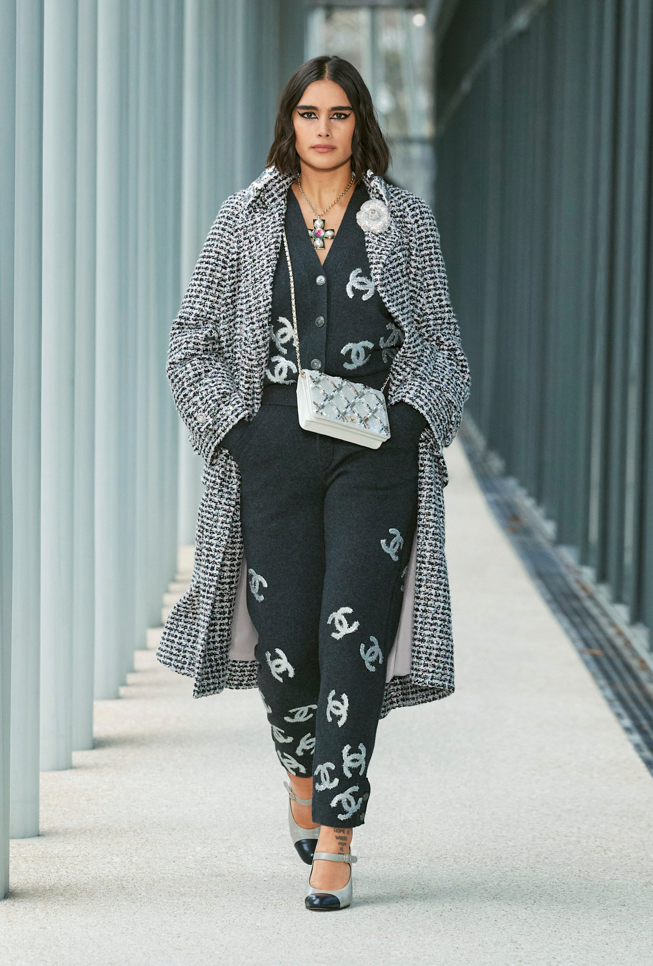 Jill Kortleve op de catwalk bij Chanel Métiers d'Art 2022