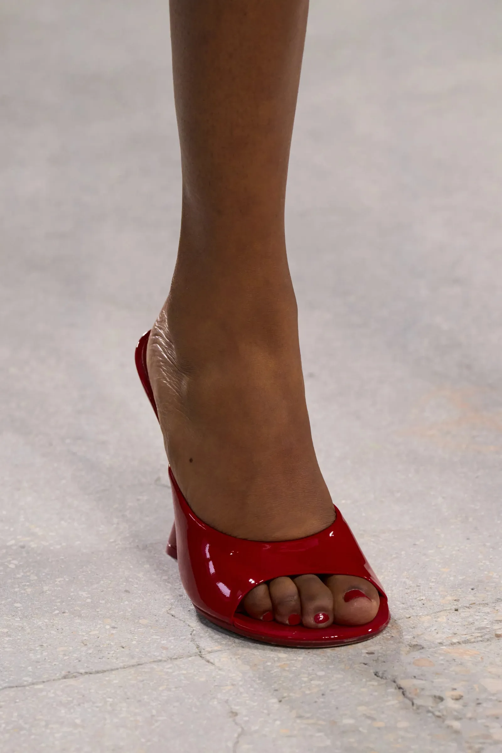 Diep rode pedicure bij Dries van Noten lente/zomer 2025-show