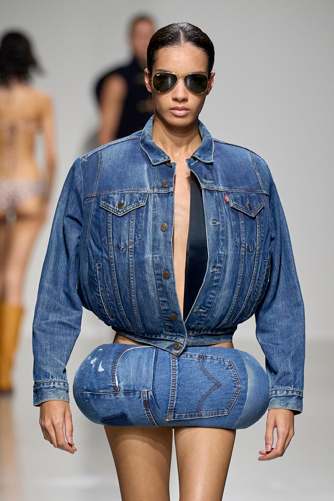 Opgebolde denim shorts bij Duran Lantink lente/zomer 2024