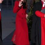 Kate Middleton in de rode Alexander Mcqueen jas voor kerst