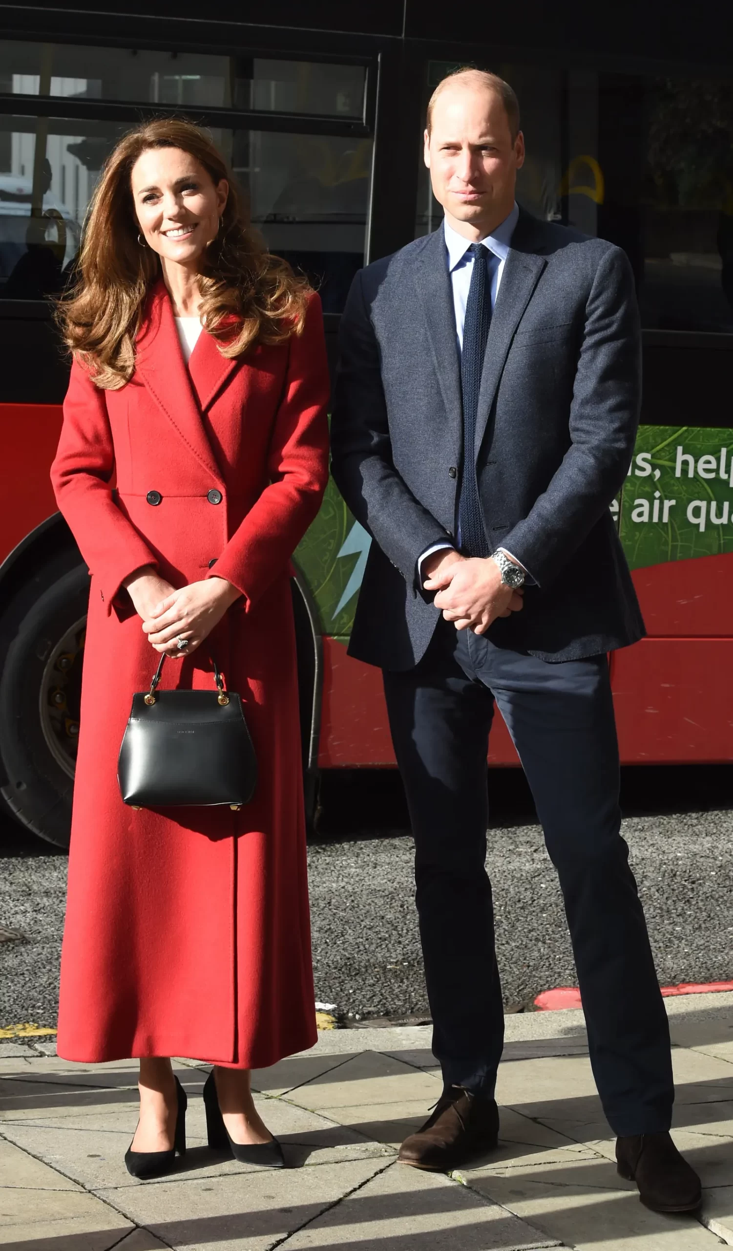 Kate Middleton in de rode Alexander Mcqueen jas voor kerst, samen met Prince William