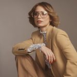 klassieke vrouw met bril jaren 70 stijl