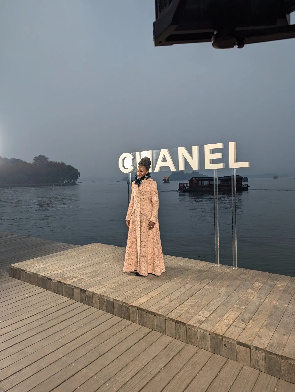 Lupita Nyong'o voor Chanel show in Hangzhou