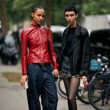 dit-is-de-spijkerbroek-waar-iedereen-op-tiktok-het-over-heeft-en-het-is-geen-skinny-jeans-348268