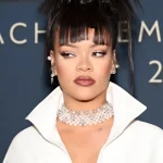 Rihana met grof geknipte pony footwear awards 2024