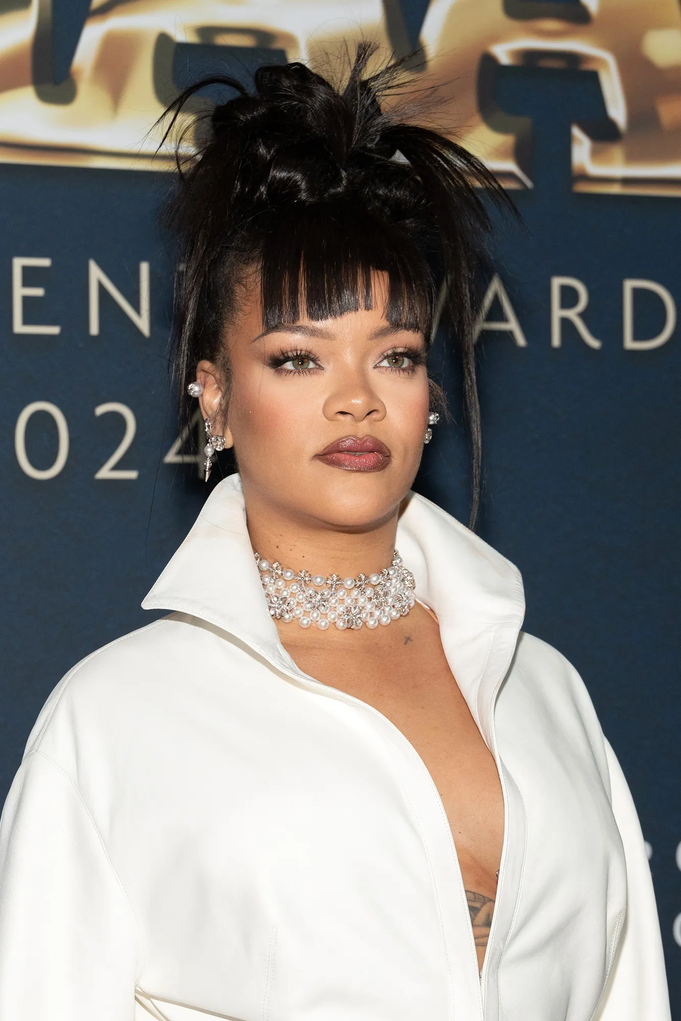 Rihana met grof geknipte pony footwear awards 2024