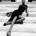 ulla Johnson resort model in zwarte jurk op de trap