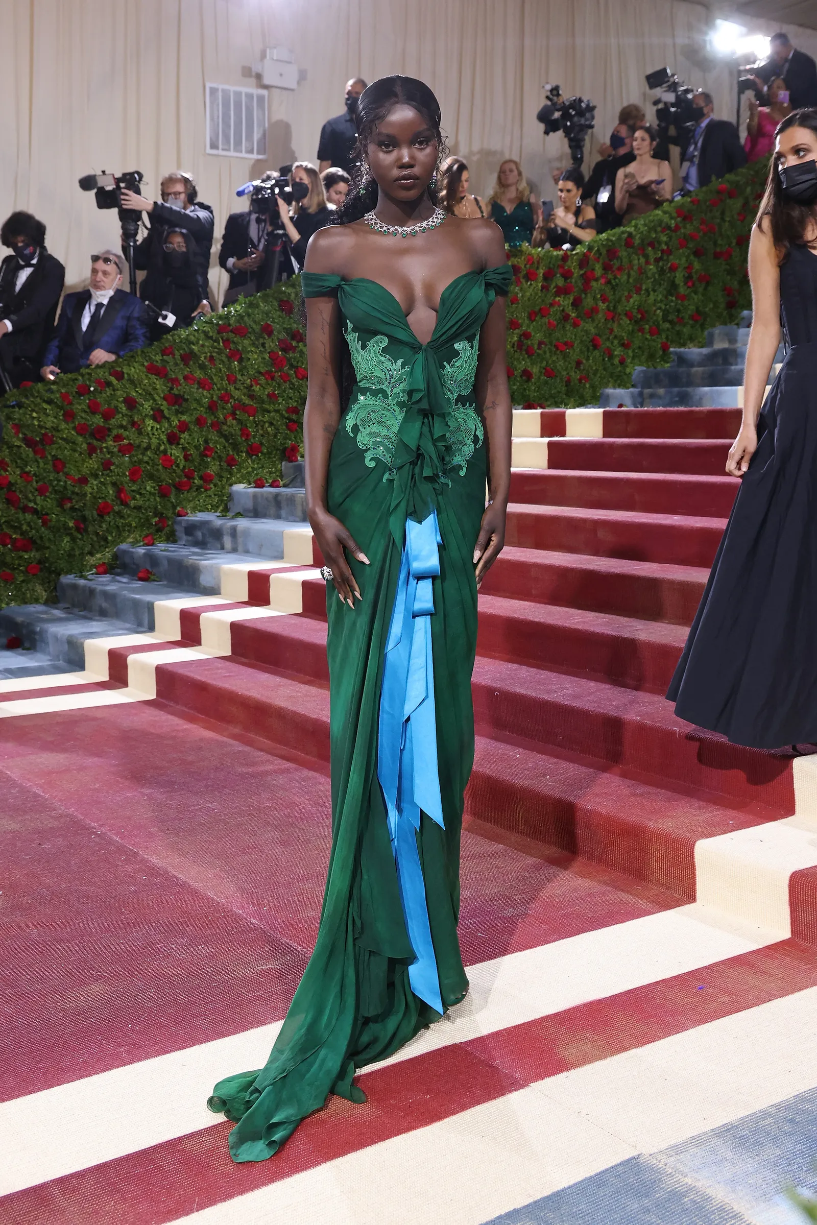 Adut Akech in Christian Lacroix herfst/winter 2003 couture op het Met Gala. 