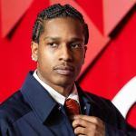 ASAP Rocky in een blauwe jas