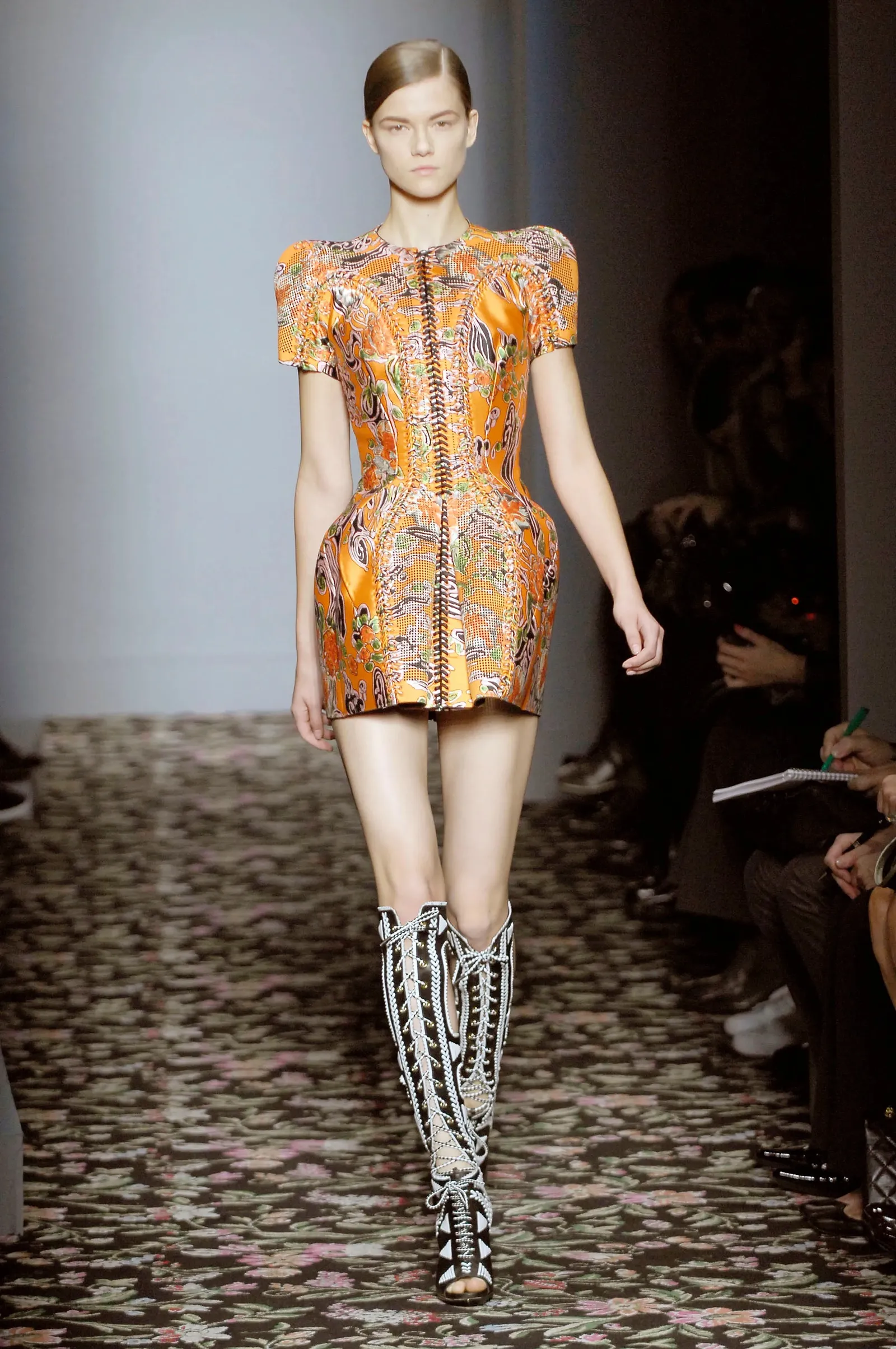 Een look van Balenciaga lente/zomer 2008