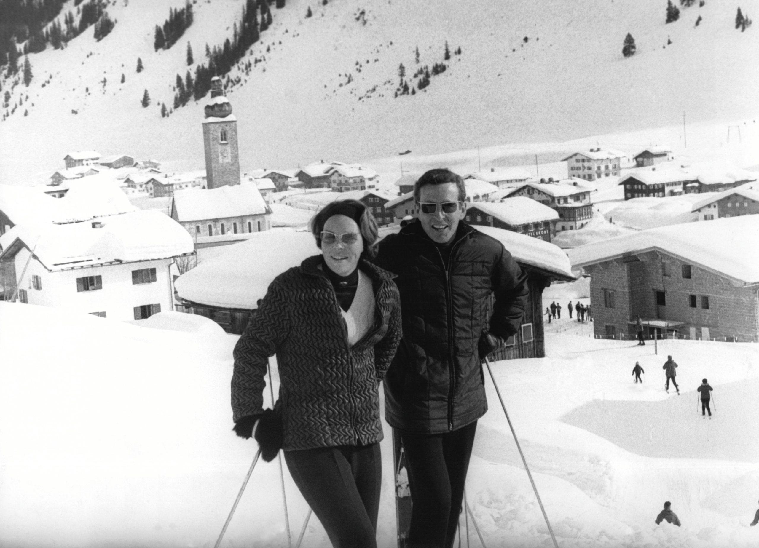 Prinses Beatrix en prins Claus poseren in de sneeuw in 1966.