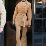 Bella Hadid draagt een bril en een suède pak in New York