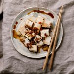 Een bord met tofu, een eiwitrijk ingrediënt dat in Japan dagelijks wordt gegeten als ontbijt