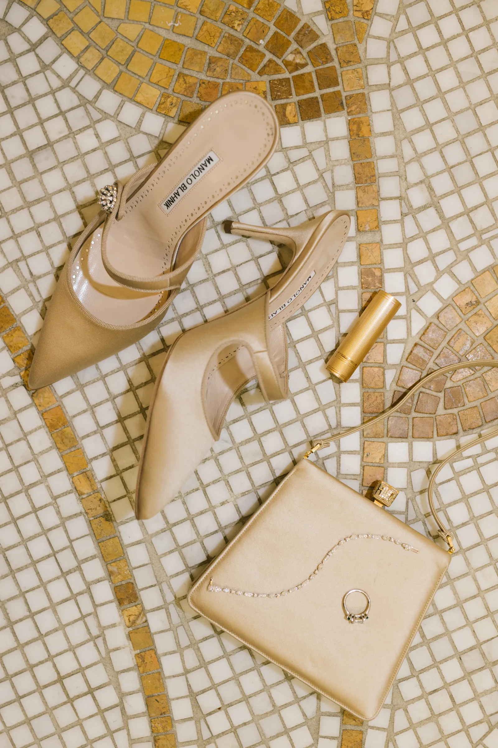 Schoenen en tas van de bruid