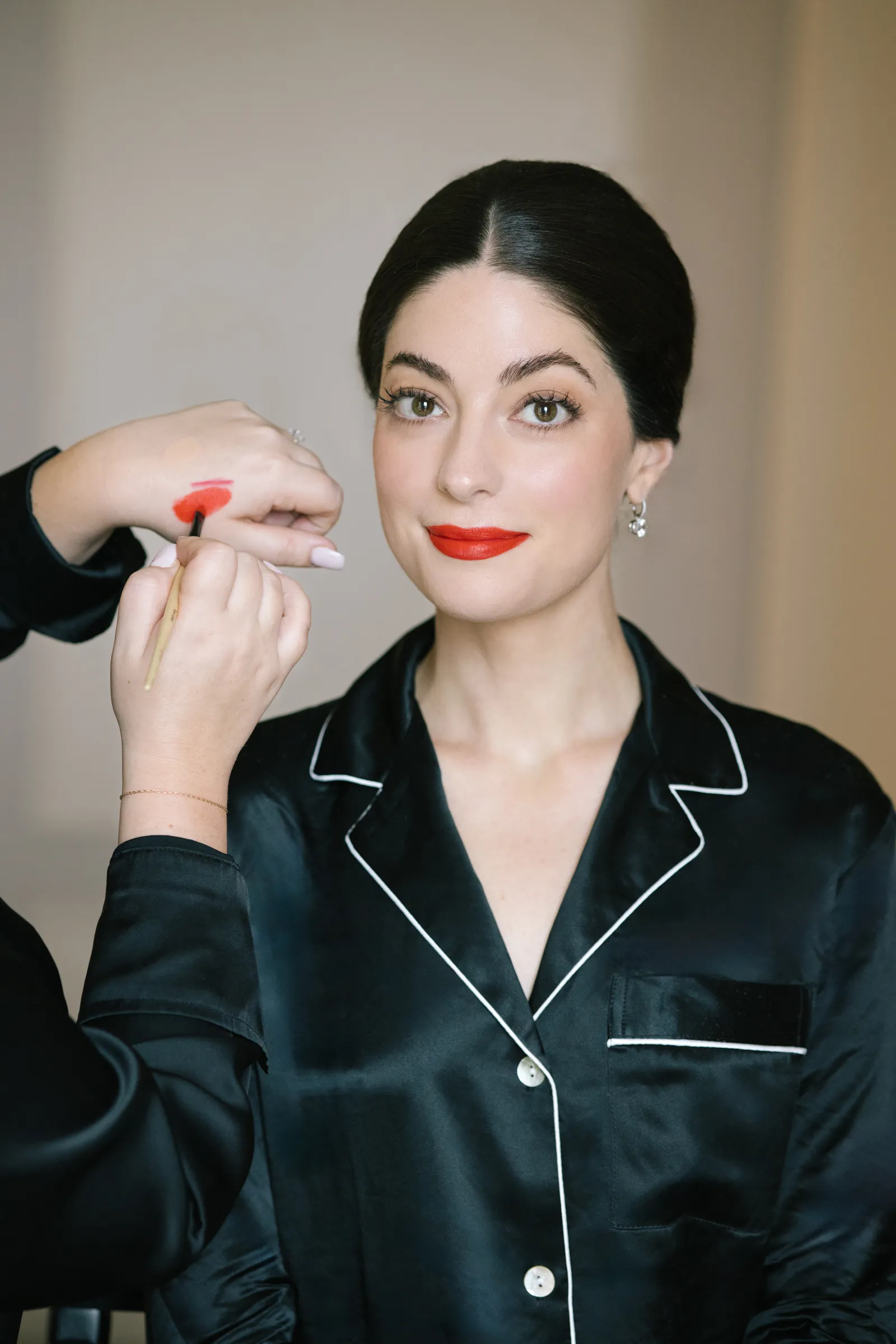 Lilah Ramzi terwijl ze wordt opgemaakt