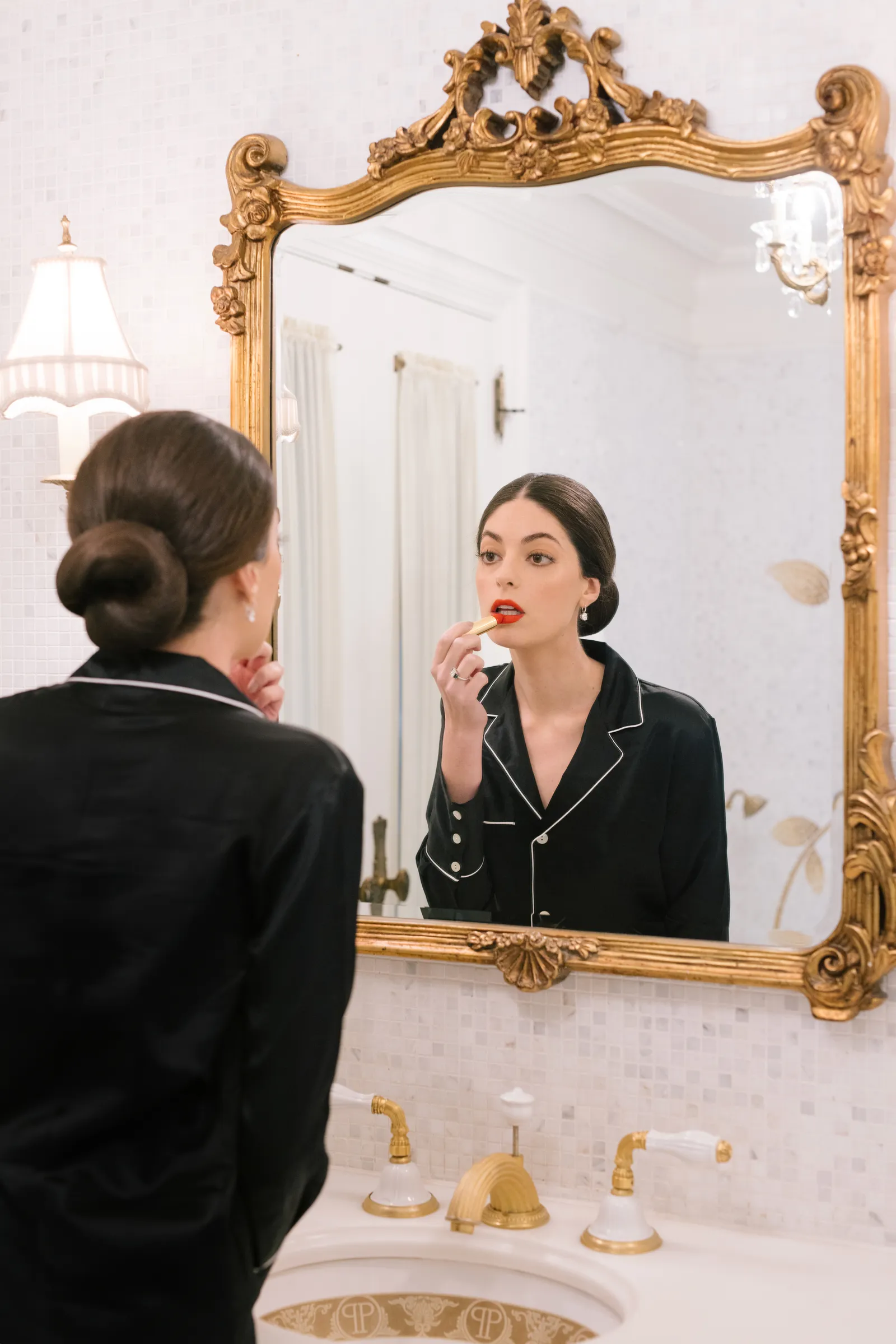 Lilah Ramzi doet lippenstift op