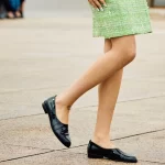 Lakleren flats gespot bij de Chanel cruise 2025-show