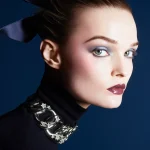 Een beeld uit de Holiday 2025-campagne van Chanel met een model met een strik in het haar