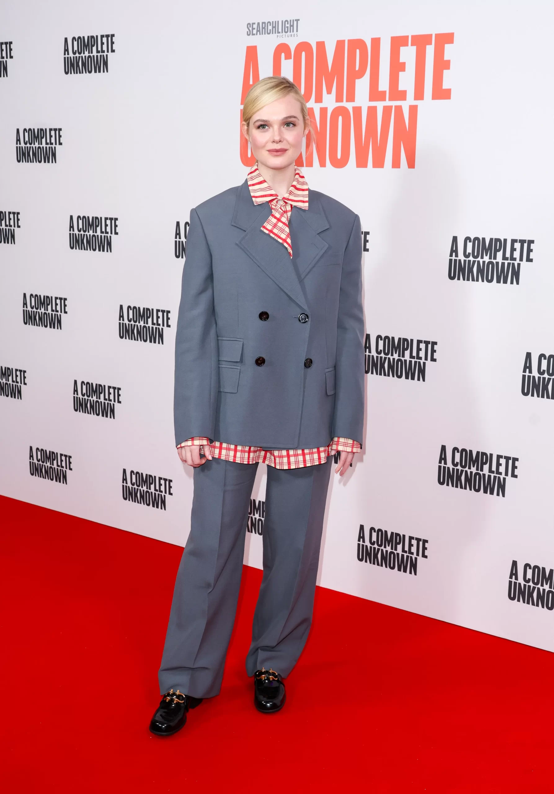 Elle Fanning draagt Bottega Veneta bij de photocall van haar film A Complete Unknown in Londen in november 2024