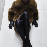 Een model draagt een bruine faux fur-jas van The Frankie Shop