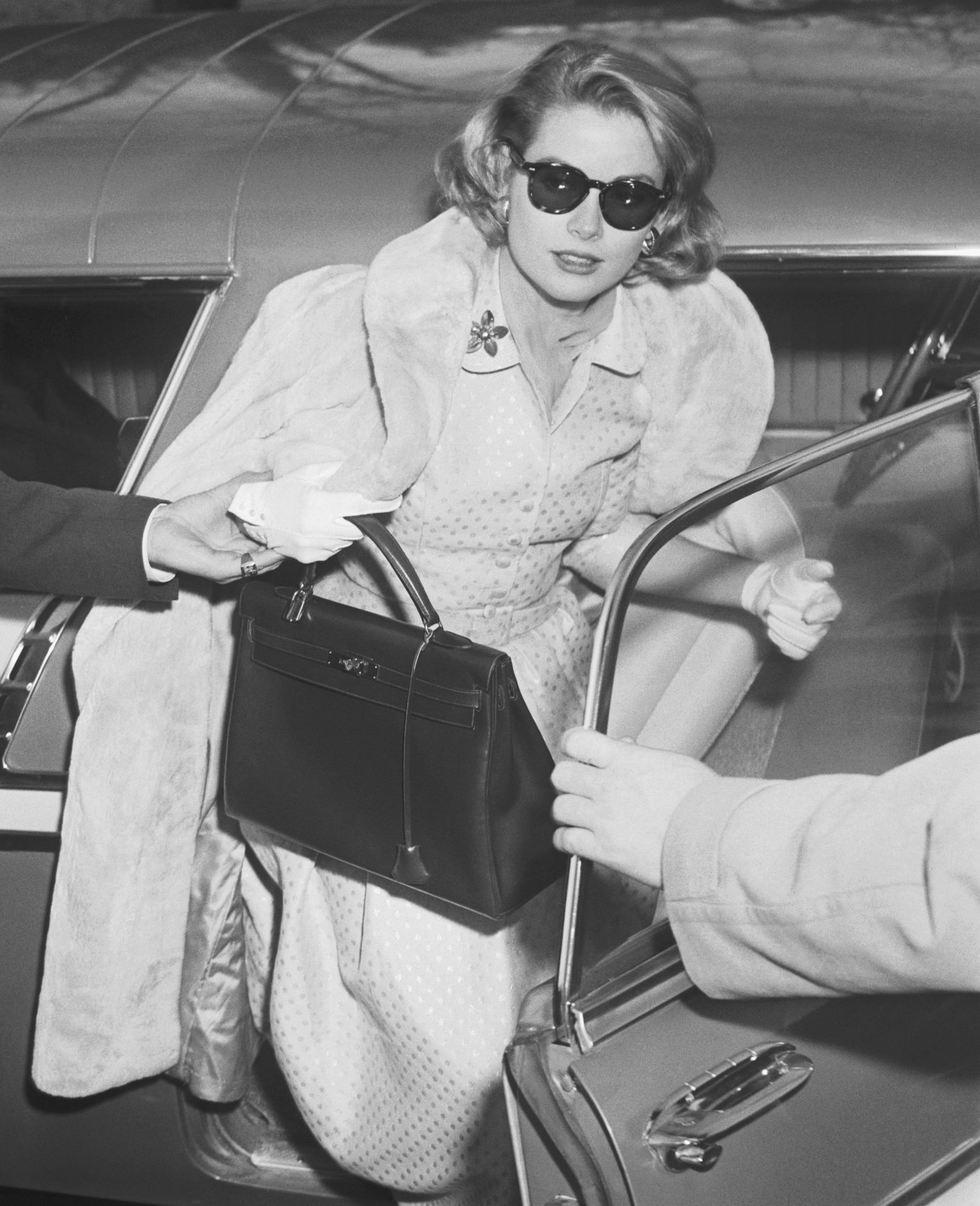 Grace Kelly met de naar haar vernoemde Hermès Kelly Bag in 1956