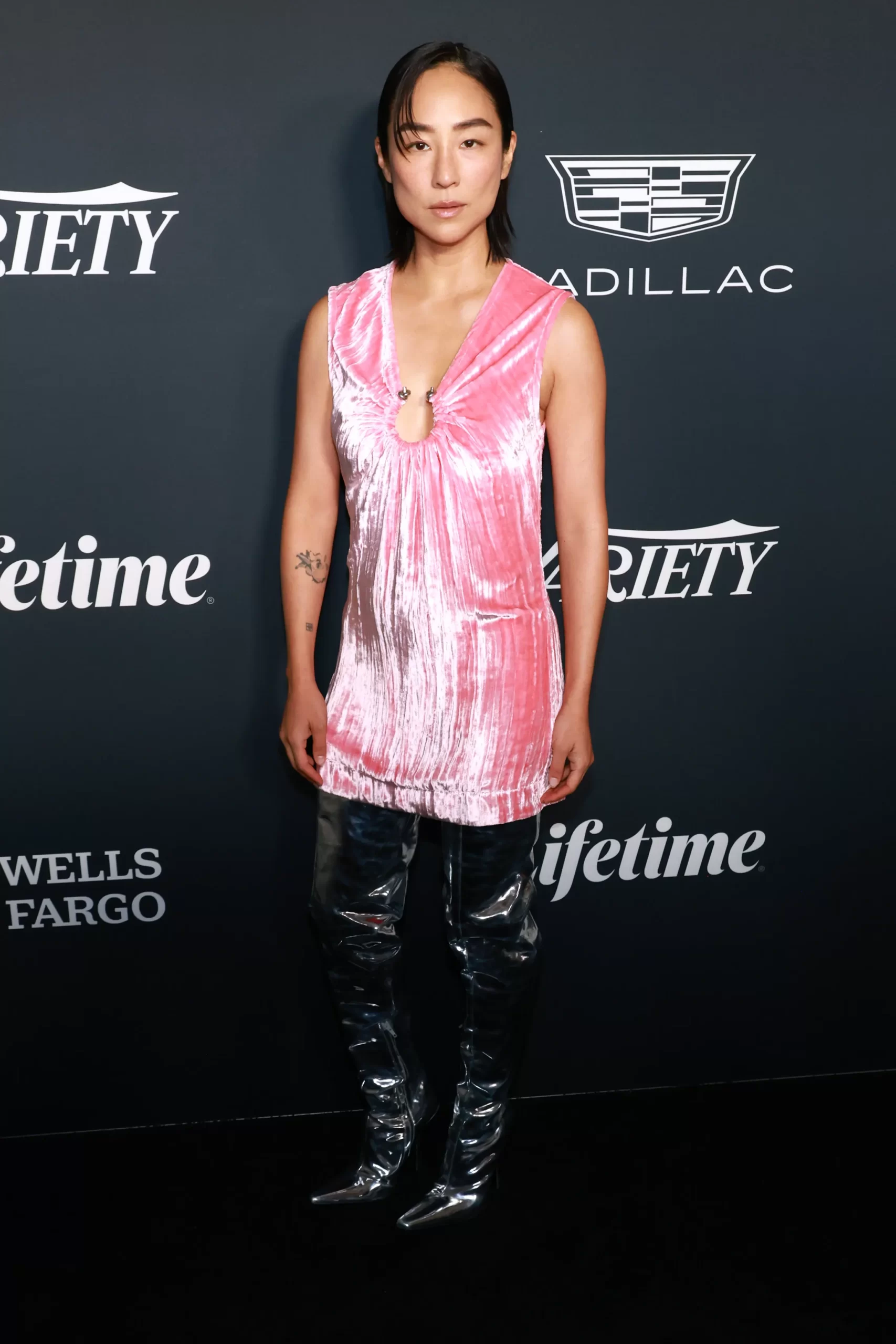 Greta Lee draagt een look van Bottega Veneta ontworpen door Matthieu Blazy op de rode loper