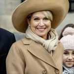 koningin Maxima in mocha mousse