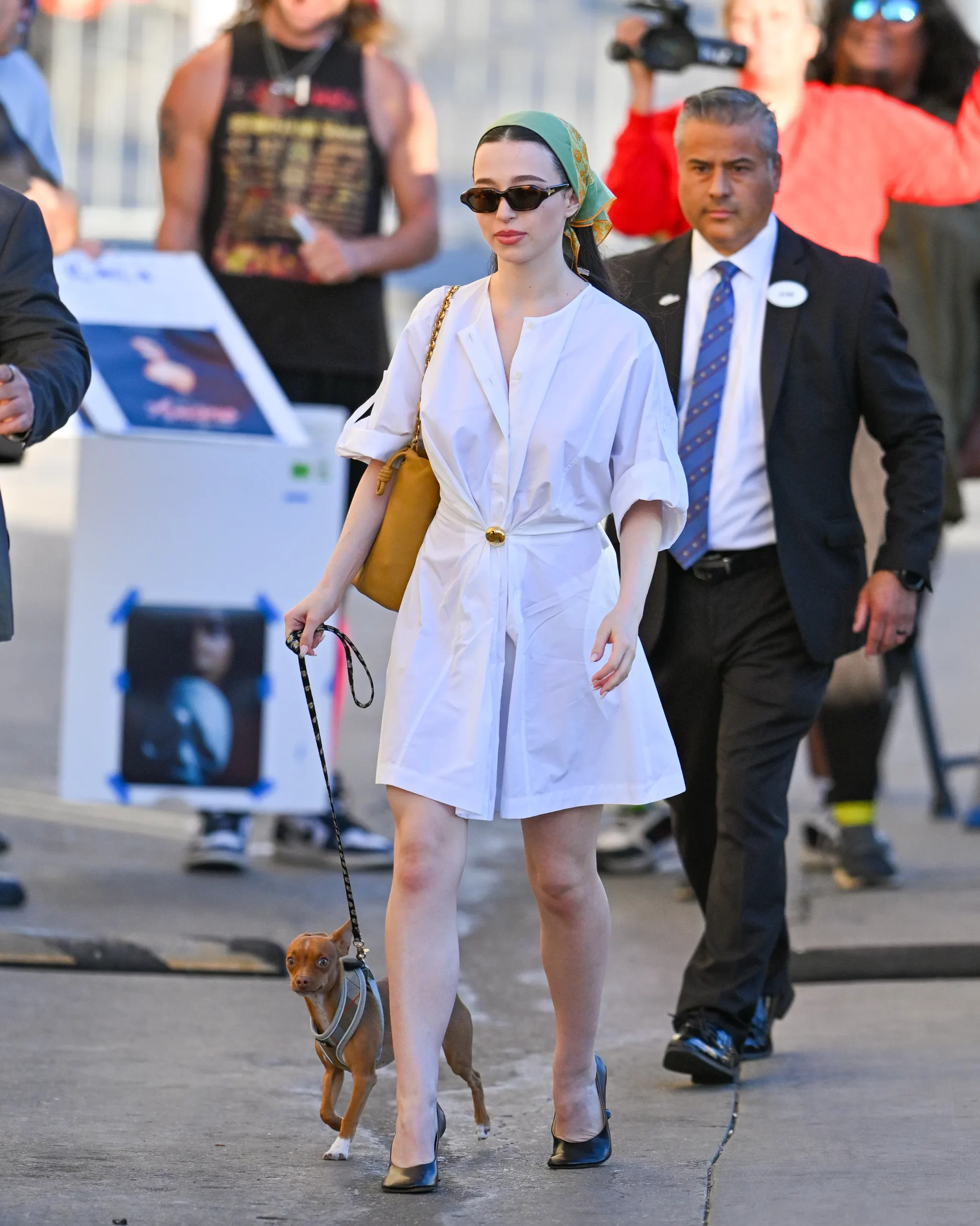 Madison draagt een blousejurk van Loewe terwijl ze haar hond uitlaat 