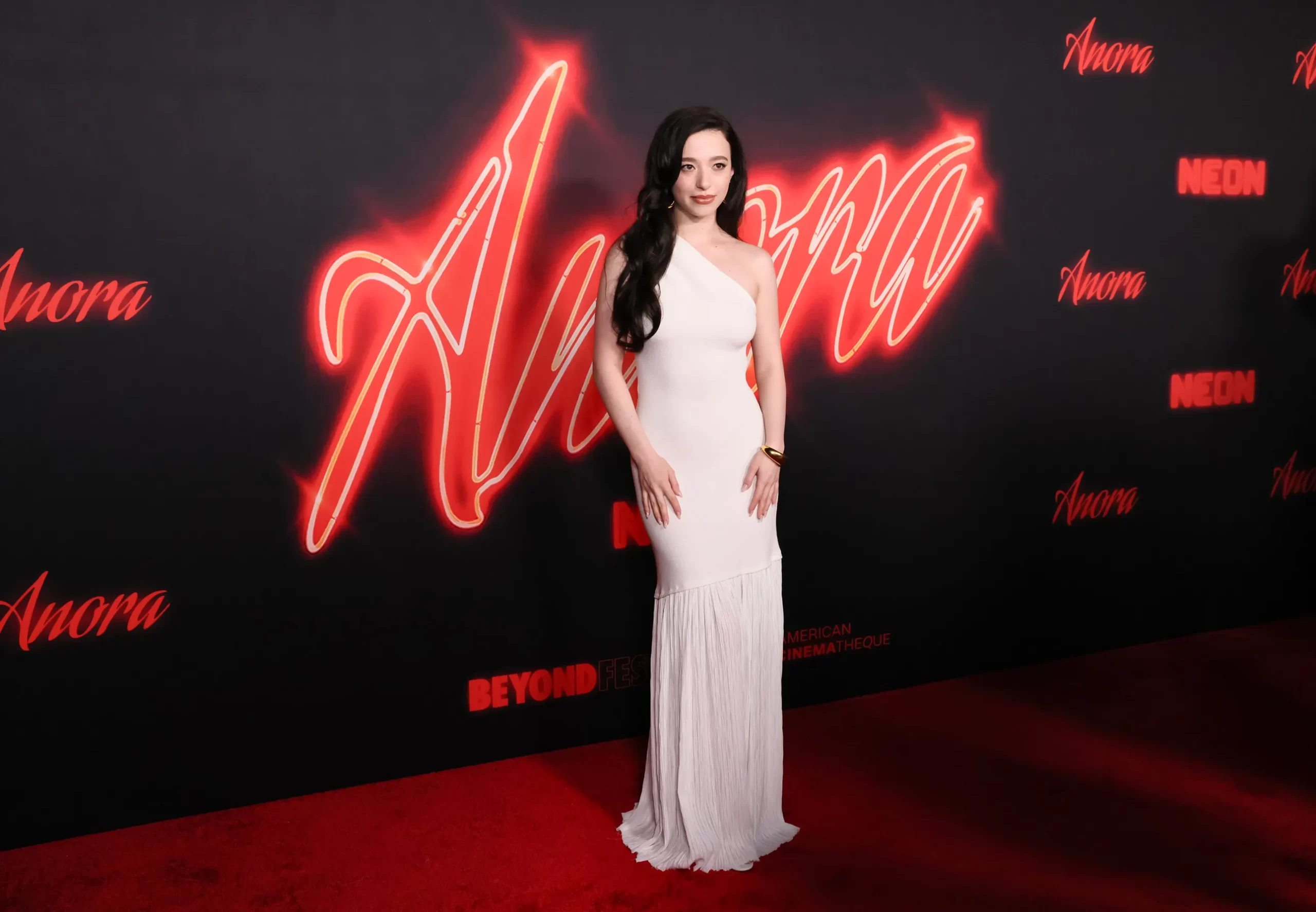 Mikey Madison draagt een witte jurk van Proenza Schouler