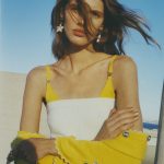 Model met lang haar in de Chanel-shoot in Vogue december 2024