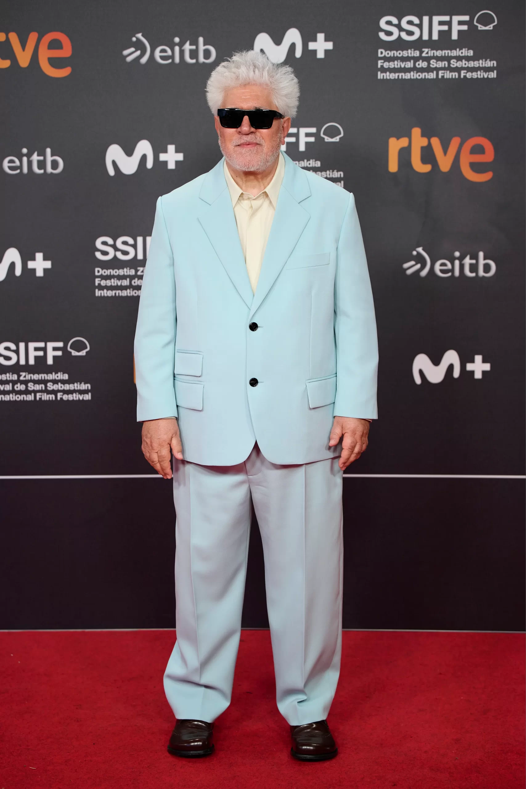 Pedro Almodovar draagt een look van Bottega Veneta ontworpen door Matthieu Blazy op de rode loper