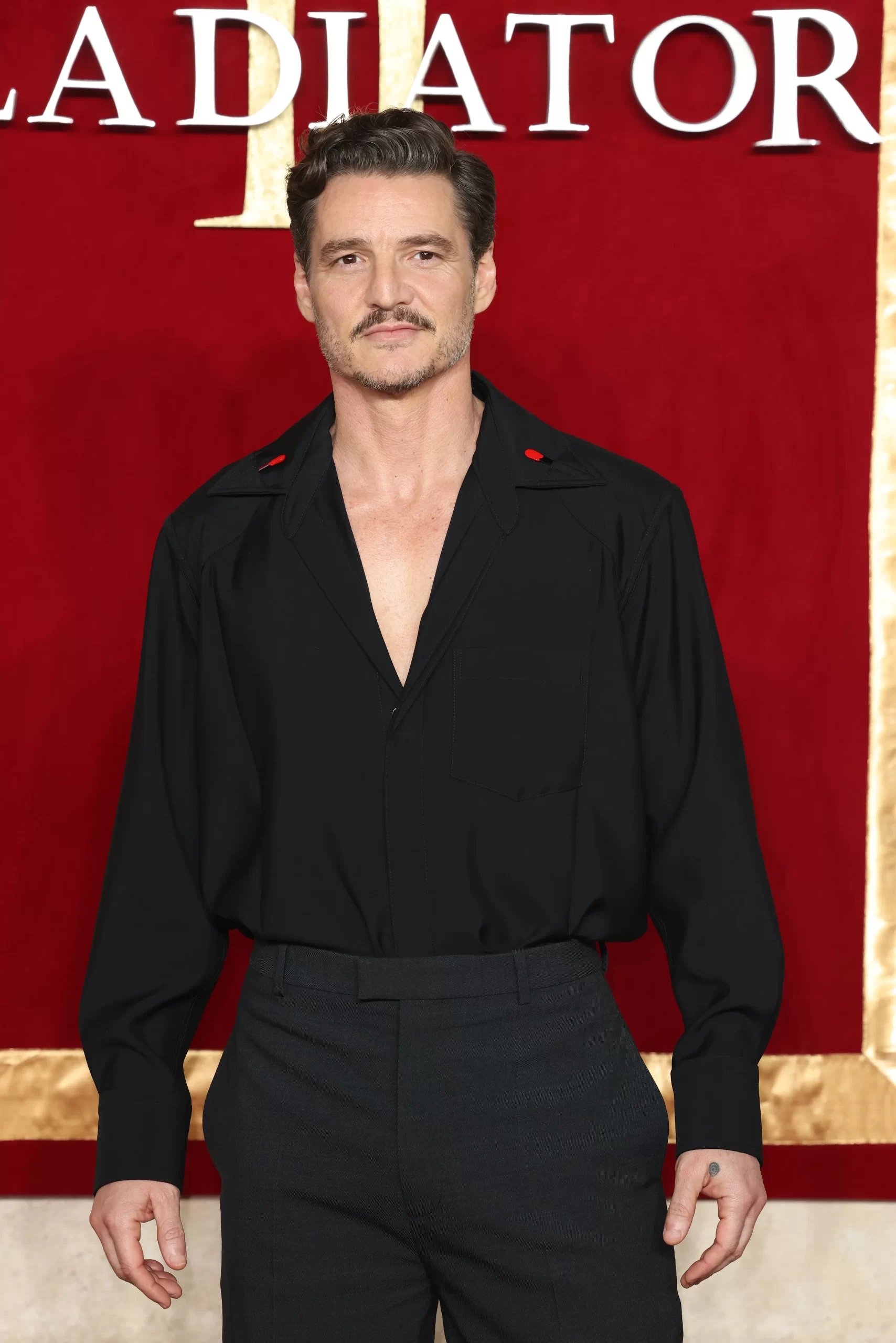 Pedro Pascal draagt Bottega Veneta naar de première van Gladiator II in Londen