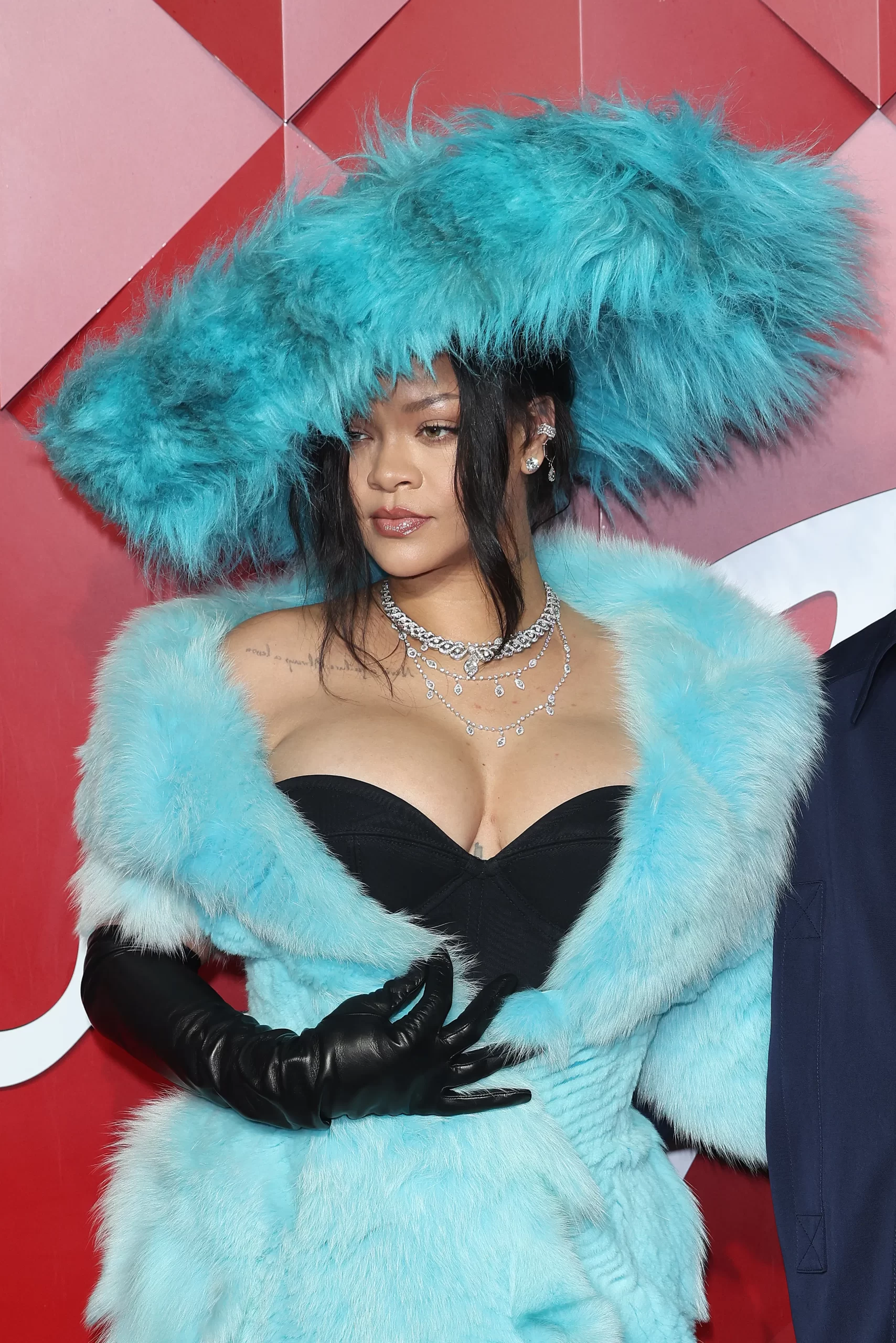 Rihanna in Christian Lacroix herfst/winter 2002