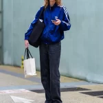 model in roze sneakers