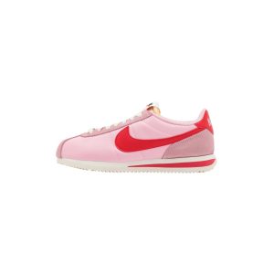 roze rood kleurencombinatie Nike schoenen