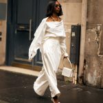 Een vrouw draagt slingbacks op straat in Parijs