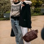 Twee modellen in Parijs, waarvan eentje een bruine tas draagt