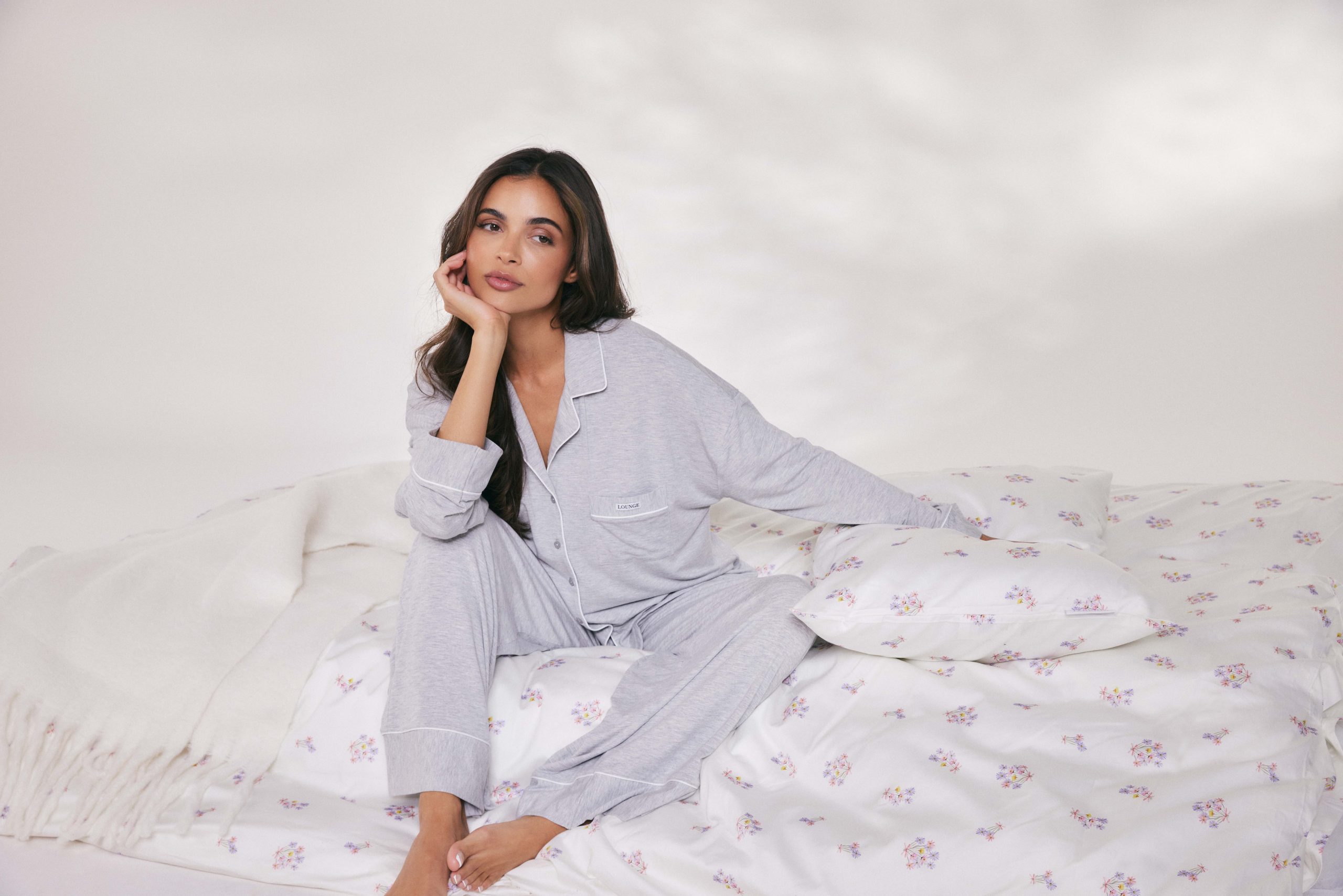 Vrouw in pyjama