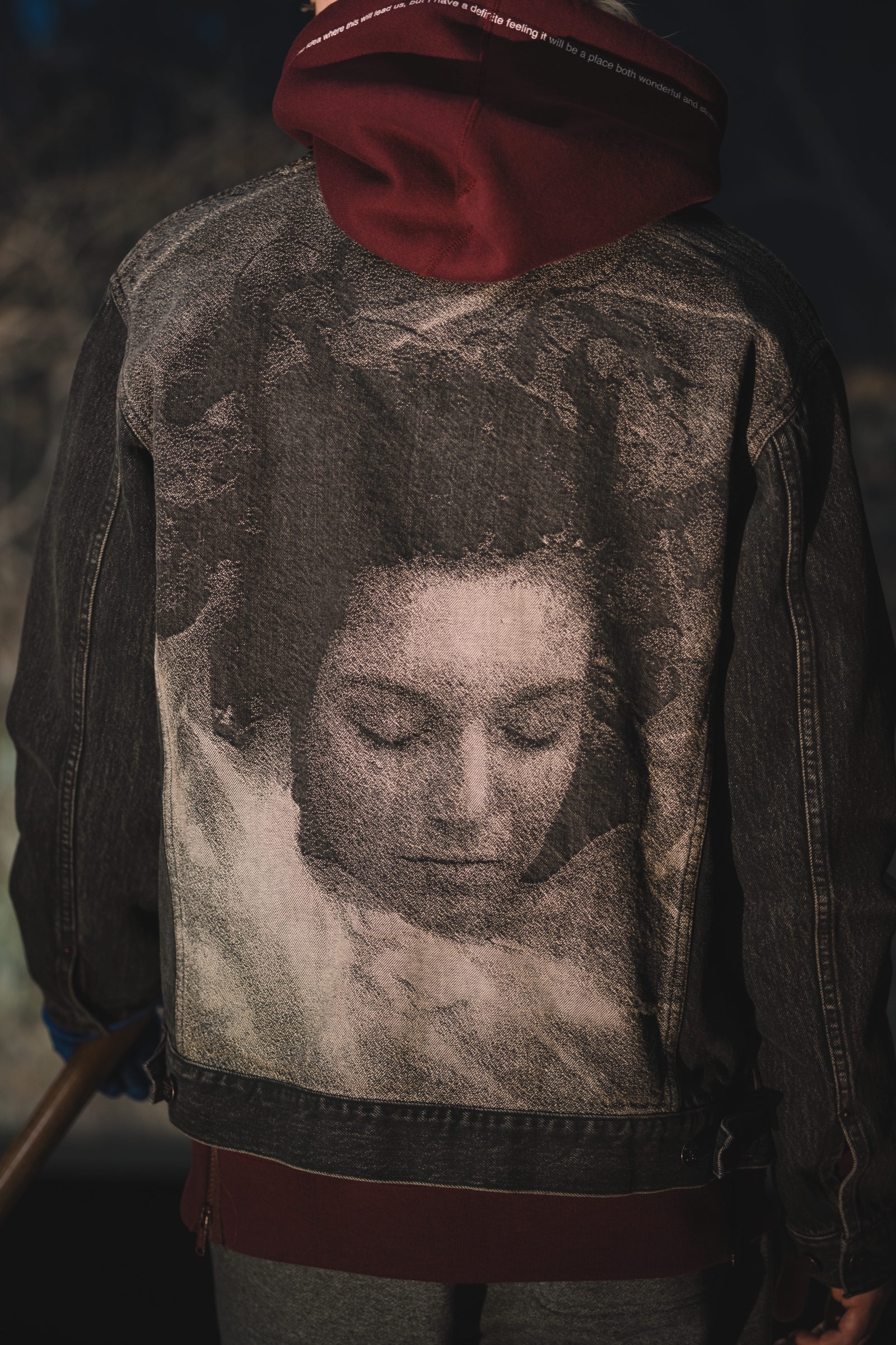 Een afbeelding van Laura Palmer op een herencolbert uit de herfst/2024-collectie van Undercover.