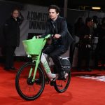 timothée chalamet lime fiets