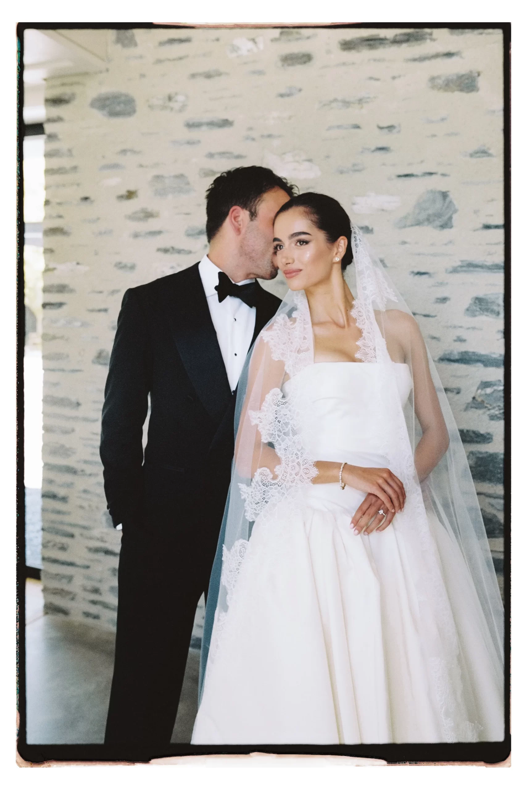 Bruidspaar geeft elkaar een zoen