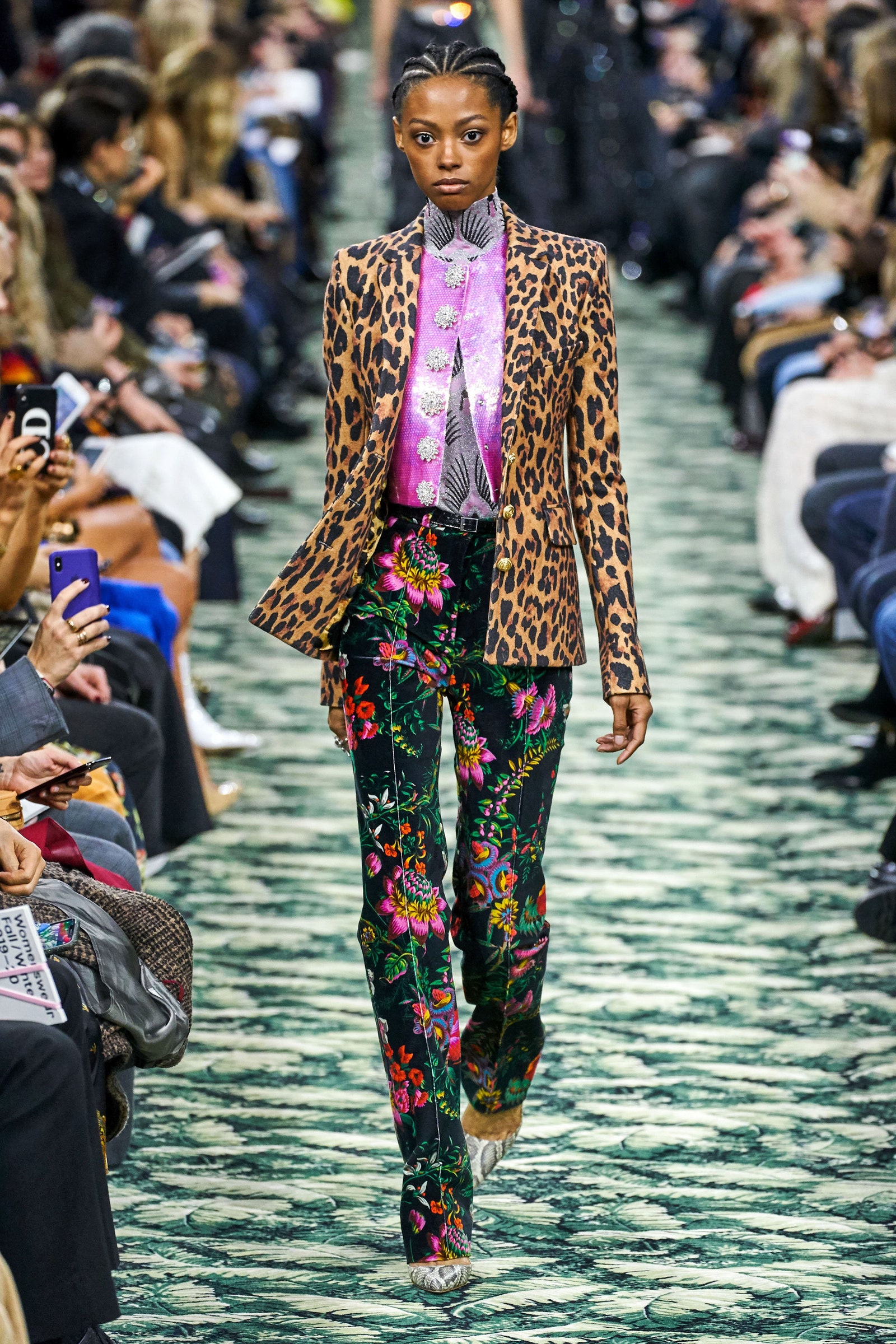 Op Vogue Runway beschreef Sarah Mower Julien Dossena's Rabanne herfstcollectie 2019 als “een David Lynchiaanse fantasieruimte” waar, volgens Dossena, “iedereen die je wilt zien voorbij komt”.