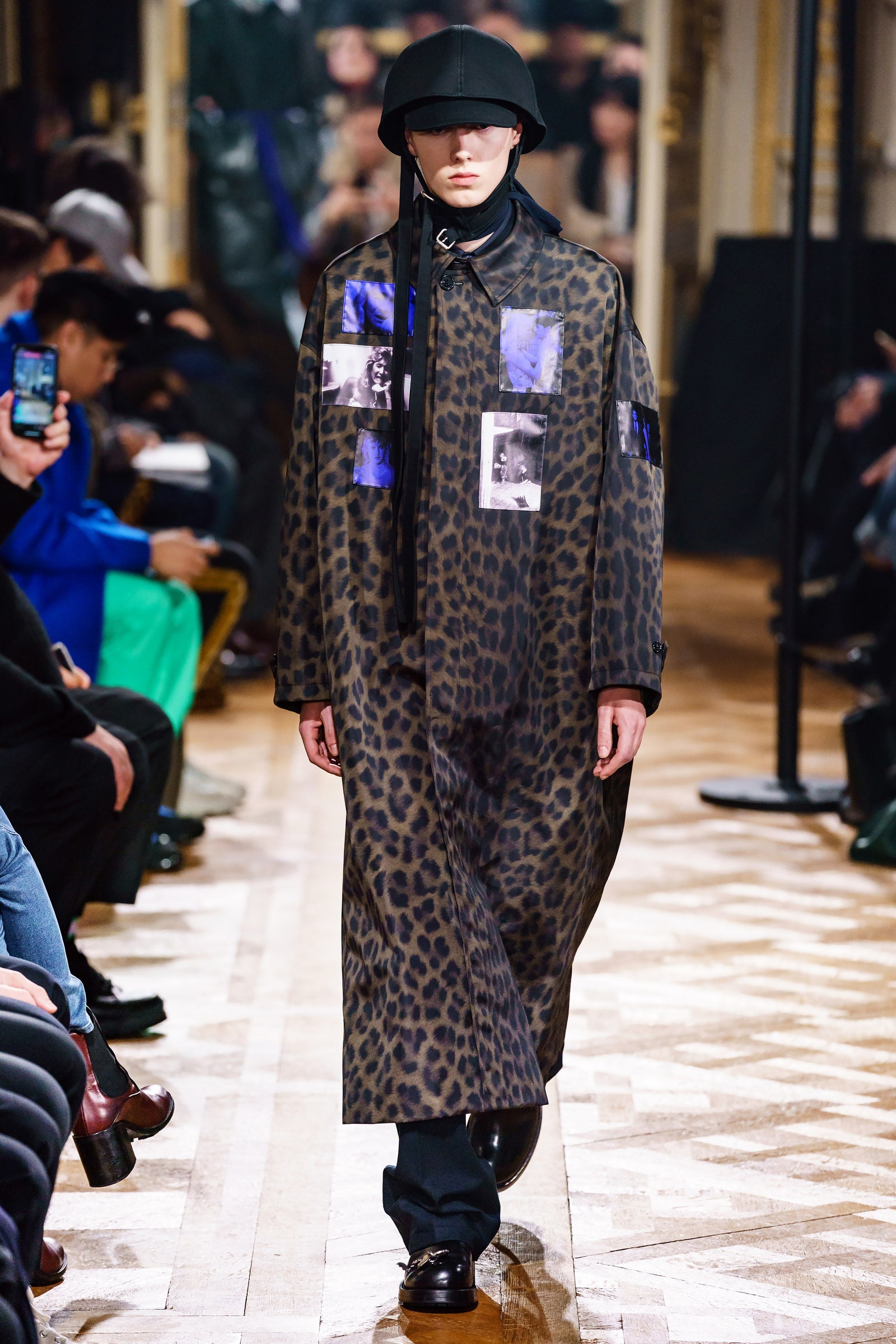 Voor zijn ready-to-wear show voor het najaar van 2019 verfraaide Raf Simons trenchcoats en truien met stills van Laura Dern in verschillende Lynch-films.