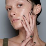 atlein backstage model met hand op gezicht